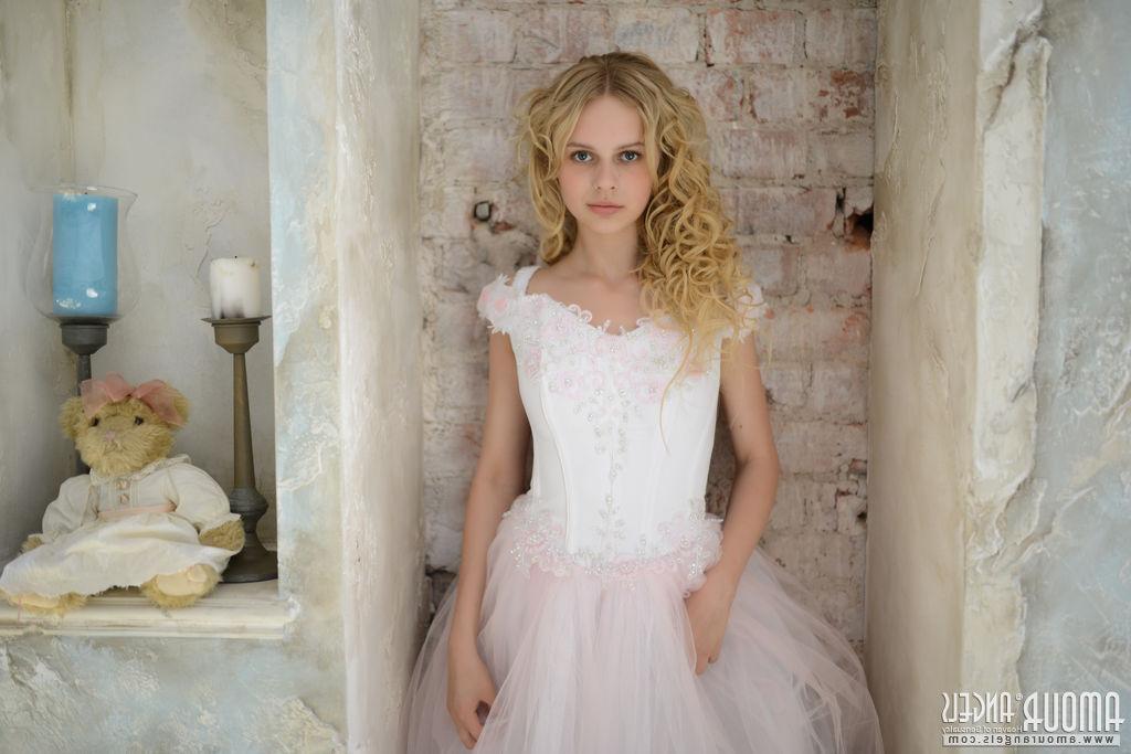 20P A jovem loira Nika tira a calcinha depois de tirar o vestido de noiva