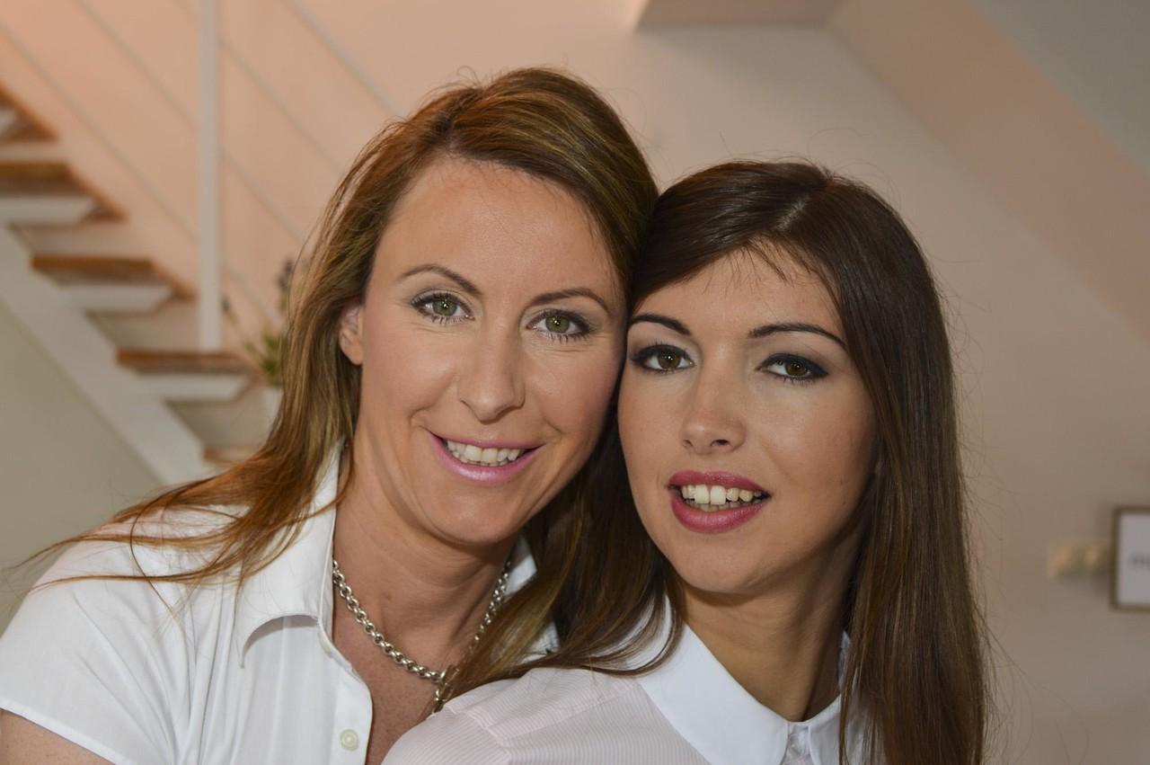 17P Eine ältere MILF und ein jüngeres Mädchen, das sie mitgenommen hat, haben Lesbensex in Nylons