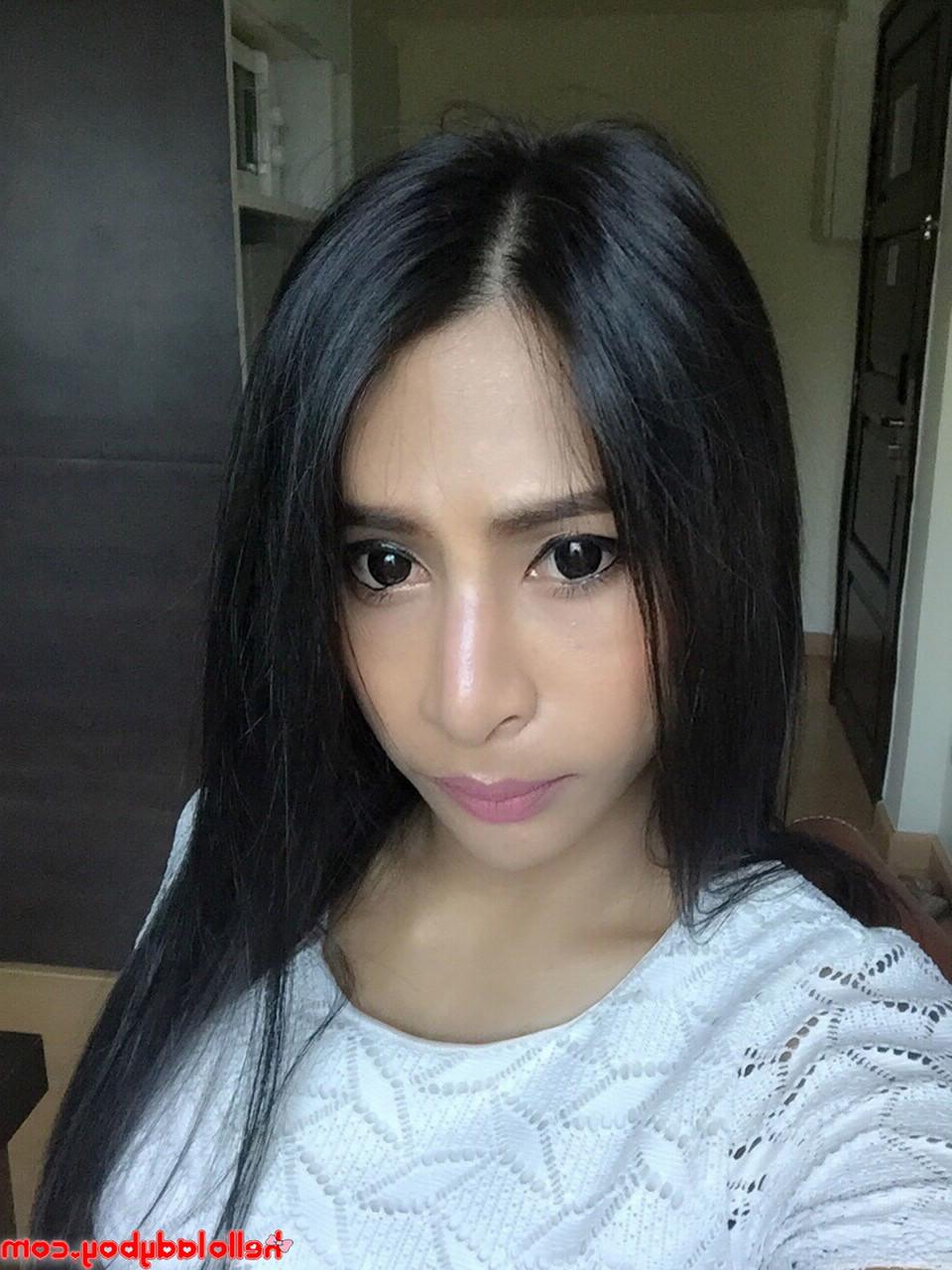 20P Der sexy asiatische Ladyboy Pang zeigt in ihrer Zusammenstellung ihre Brüste und ihr Dekolleté