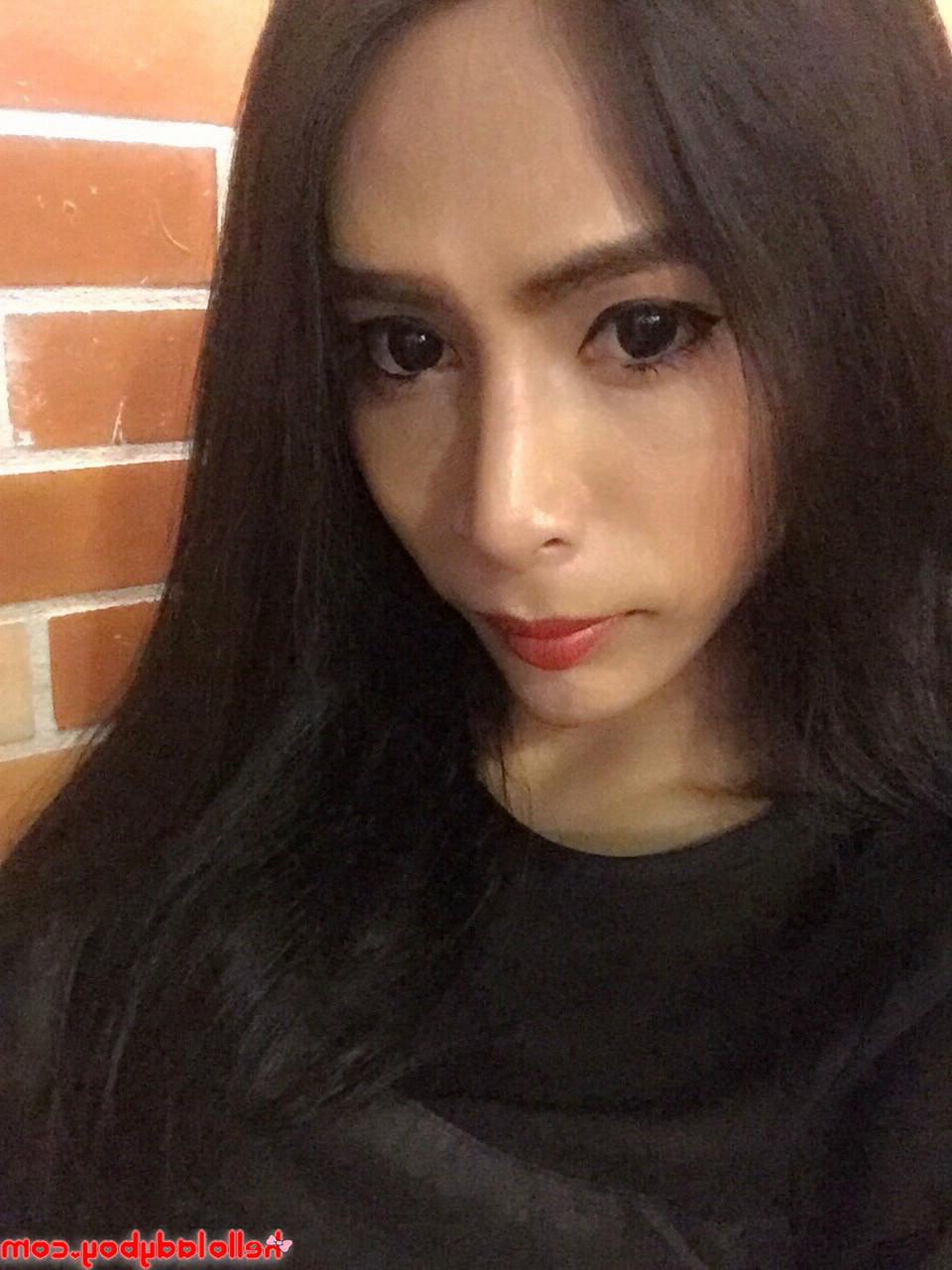 20P Der sexy asiatische Ladyboy Pang zeigt in ihrer Zusammenstellung ihre Brüste und ihr Dekolleté