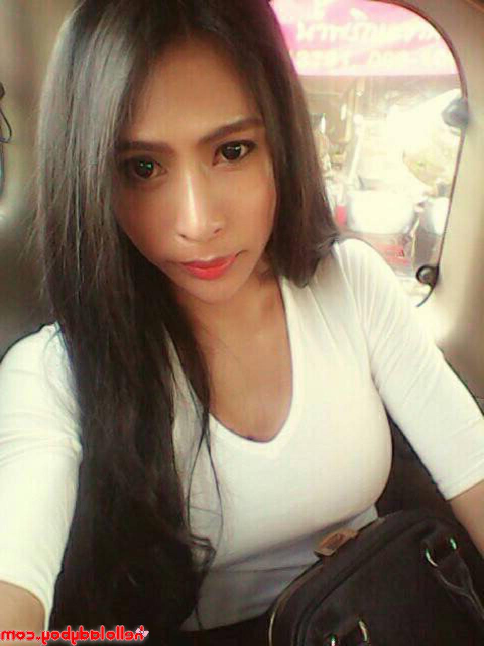 20P Der sexy asiatische Ladyboy Pang zeigt in ihrer Zusammenstellung ihre Brüste und ihr Dekolleté