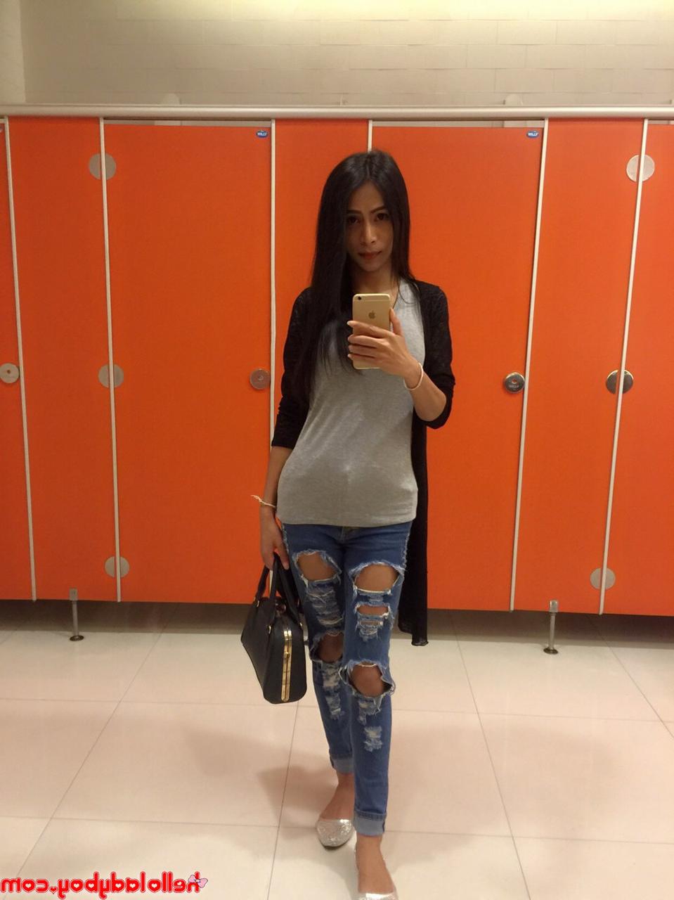 20P Der sexy asiatische Ladyboy Pang zeigt in ihrer Zusammenstellung ihre Brüste und ihr Dekolleté