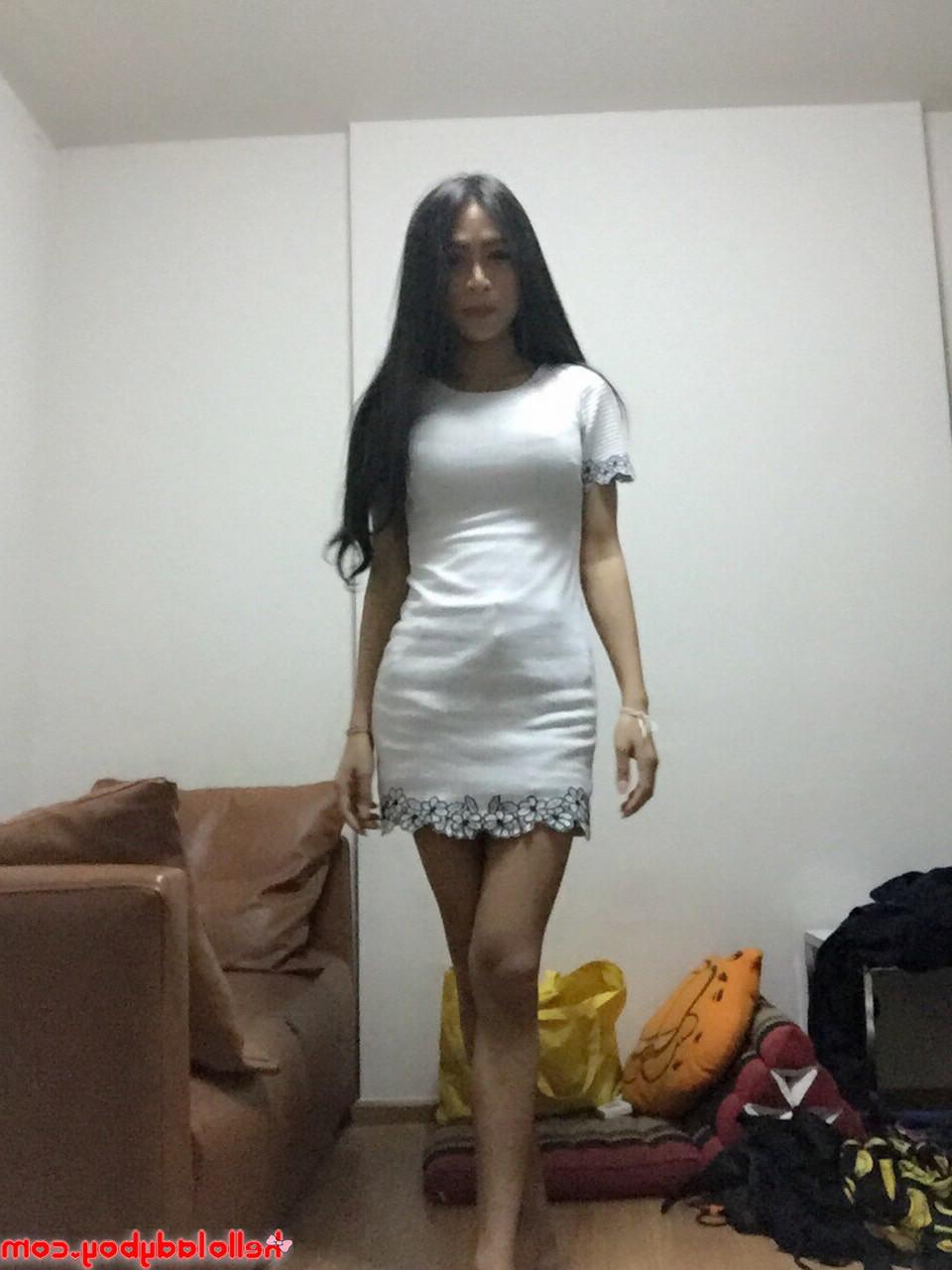 20P Der sexy asiatische Ladyboy Pang zeigt in ihrer Zusammenstellung ihre Brüste und ihr Dekolleté