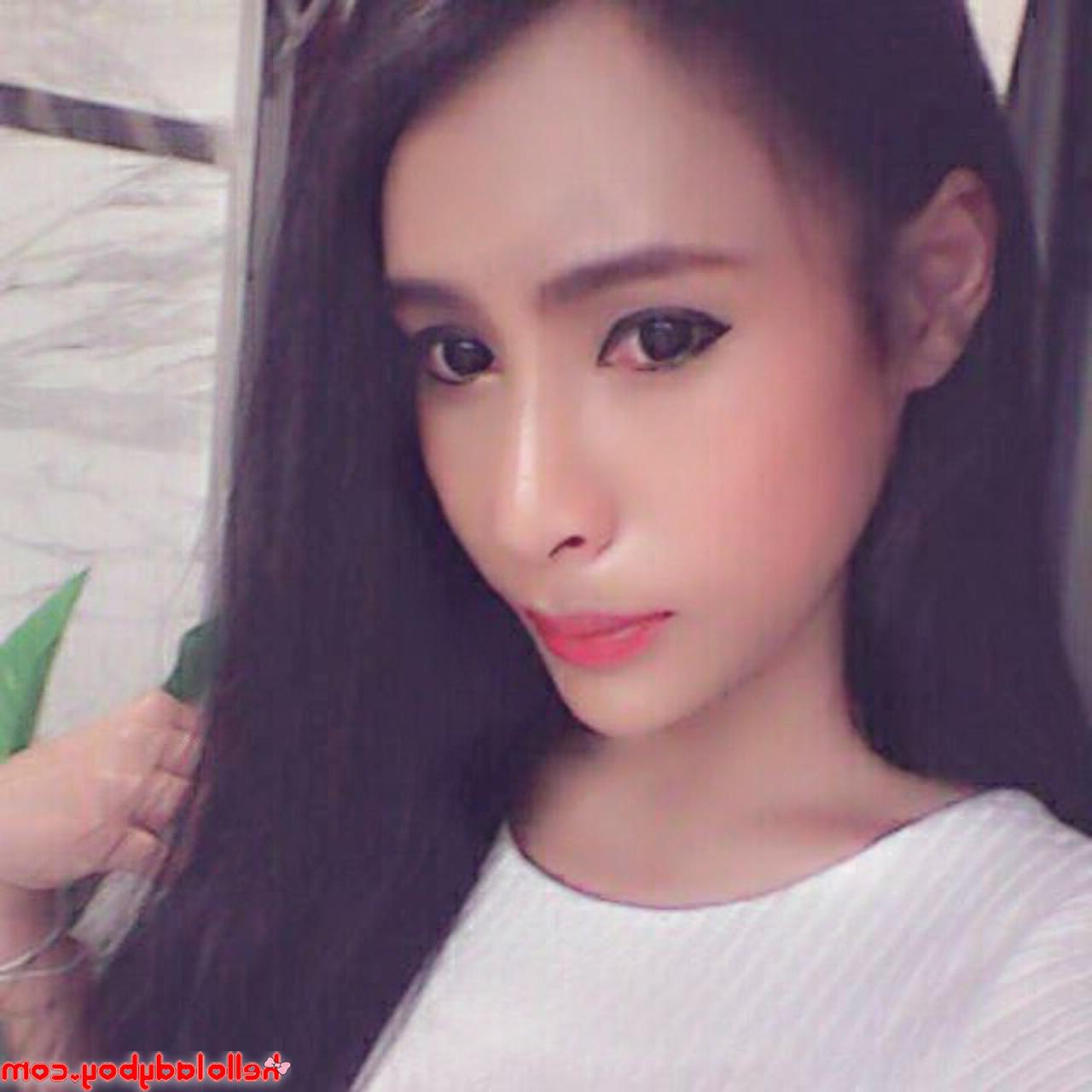 20P Der sexy asiatische Ladyboy Pang zeigt in ihrer Zusammenstellung ihre Brüste und ihr Dekolleté