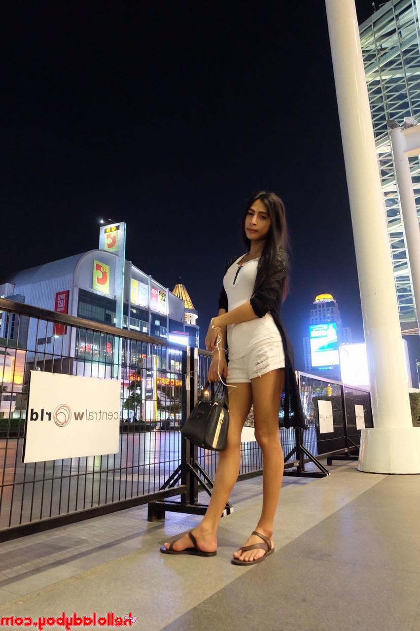 20P Der sexy asiatische Ladyboy Pang zeigt in ihrer Zusammenstellung ihre Brüste und ihr Dekolleté