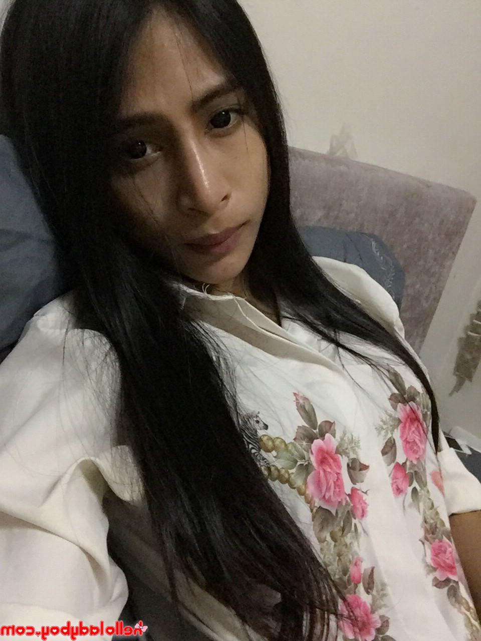 20P Der sexy asiatische Ladyboy Pang zeigt in ihrer Zusammenstellung ihre Brüste und ihr Dekolleté