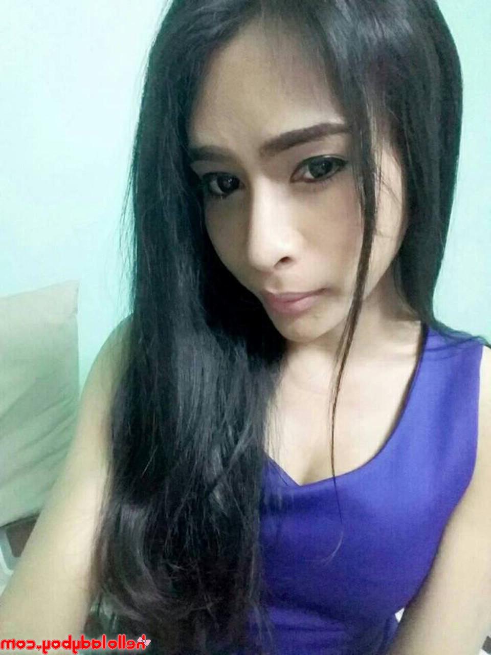 20P Der sexy asiatische Ladyboy Pang zeigt in ihrer Zusammenstellung ihre Brüste und ihr Dekolleté