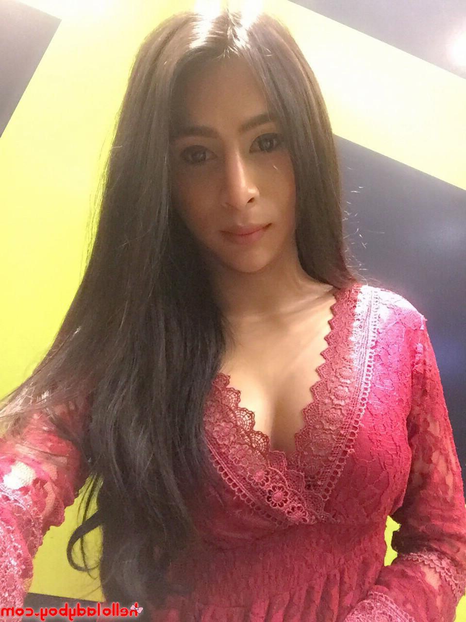 20P Der sexy asiatische Ladyboy Pang zeigt in ihrer Zusammenstellung ihre Brüste und ihr Dekolleté