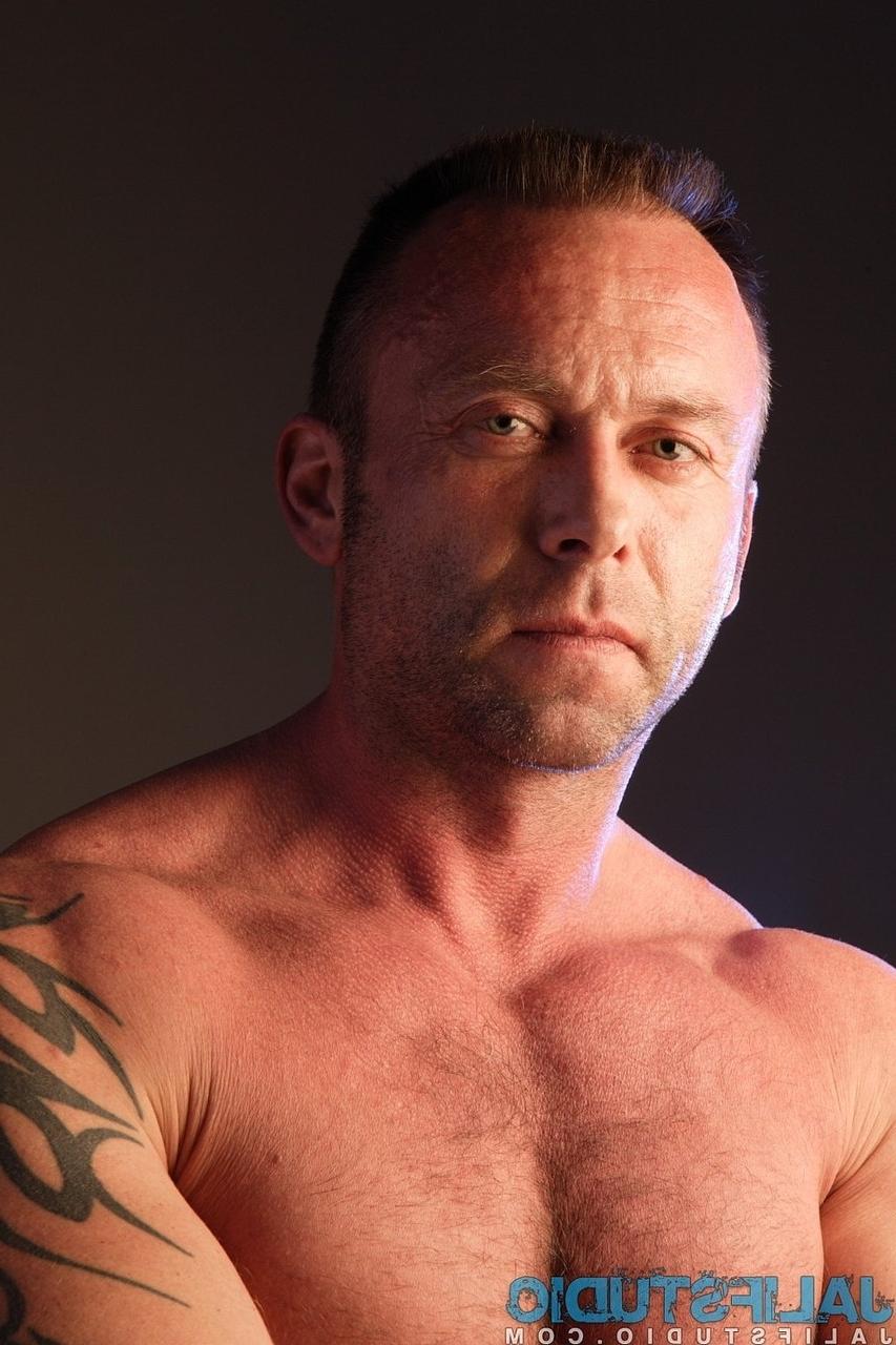 20P 筋肉質のゲイのパパ、オースティン・ファイアフォックスが裸でポーズをとってペニスをからかう