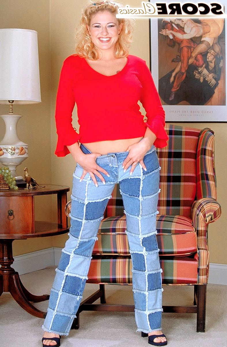 16P Die blonde MILF Anna D Caans zeigt ihre hängenden Titten, während sie nackt ist
