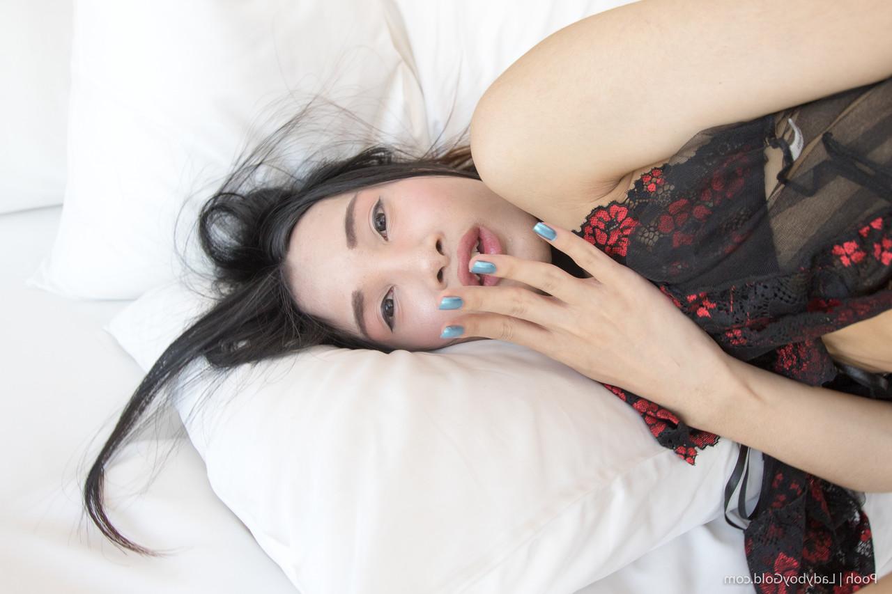 18P Travesti fofa de cabelo preto Pooh ganha um brinquedo anal na bunda e fode sem sela