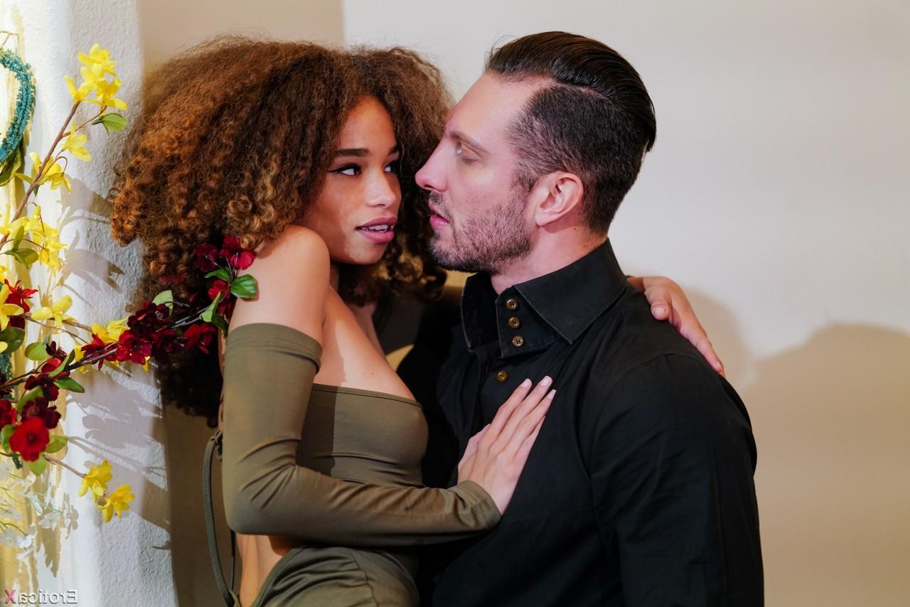 15P A adolescente negra Cecilia Lion ostenta cabelos grandes com permanente durante sexo interracial