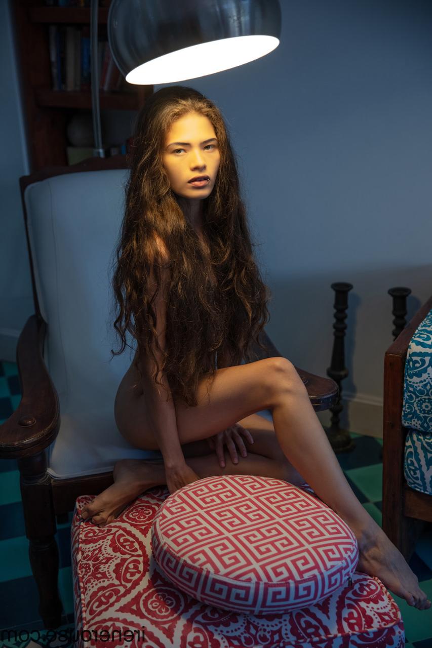 15P A adolescente colombiana Irene Rouse abre as pernas e mostra sua buceta em uma cadeira