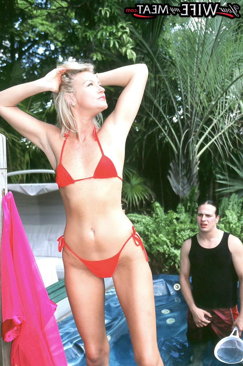 17P Marido grava esposa grisalha levando pau do vizinho na bucetinha ao ar livre