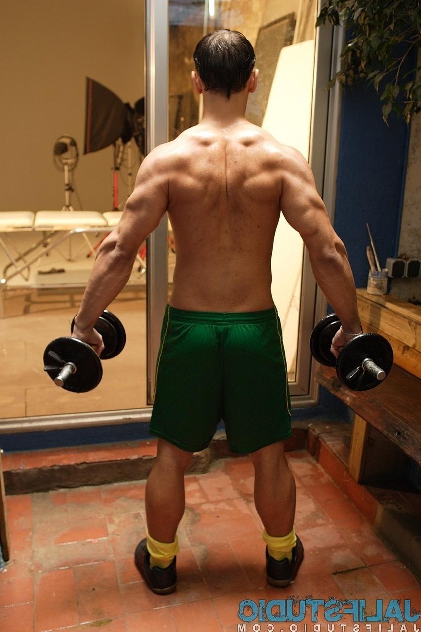 20P Gay Latino Rafa Madrid tira e mostra seu corpo musculoso e pau grande