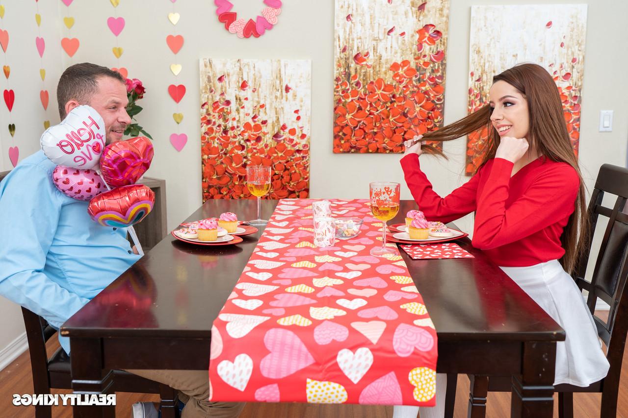 20P La plantureuse Lexi Luna et la petite Vanna Bardot partagent une grosse bite dans un plan à trois pour la Saint-Valentin