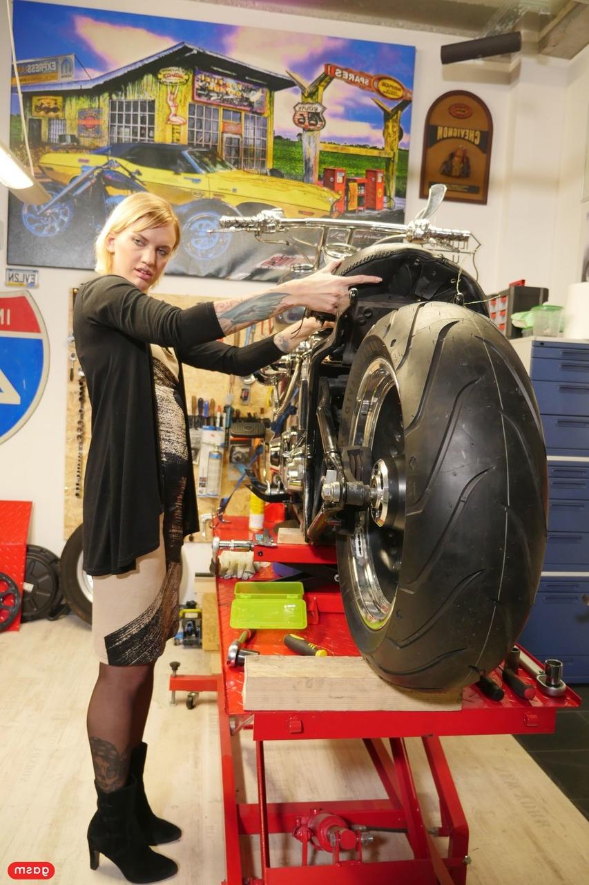 15P La bricoleur blonde Sina Longleg suce et chevauche une grosse bite au garage.