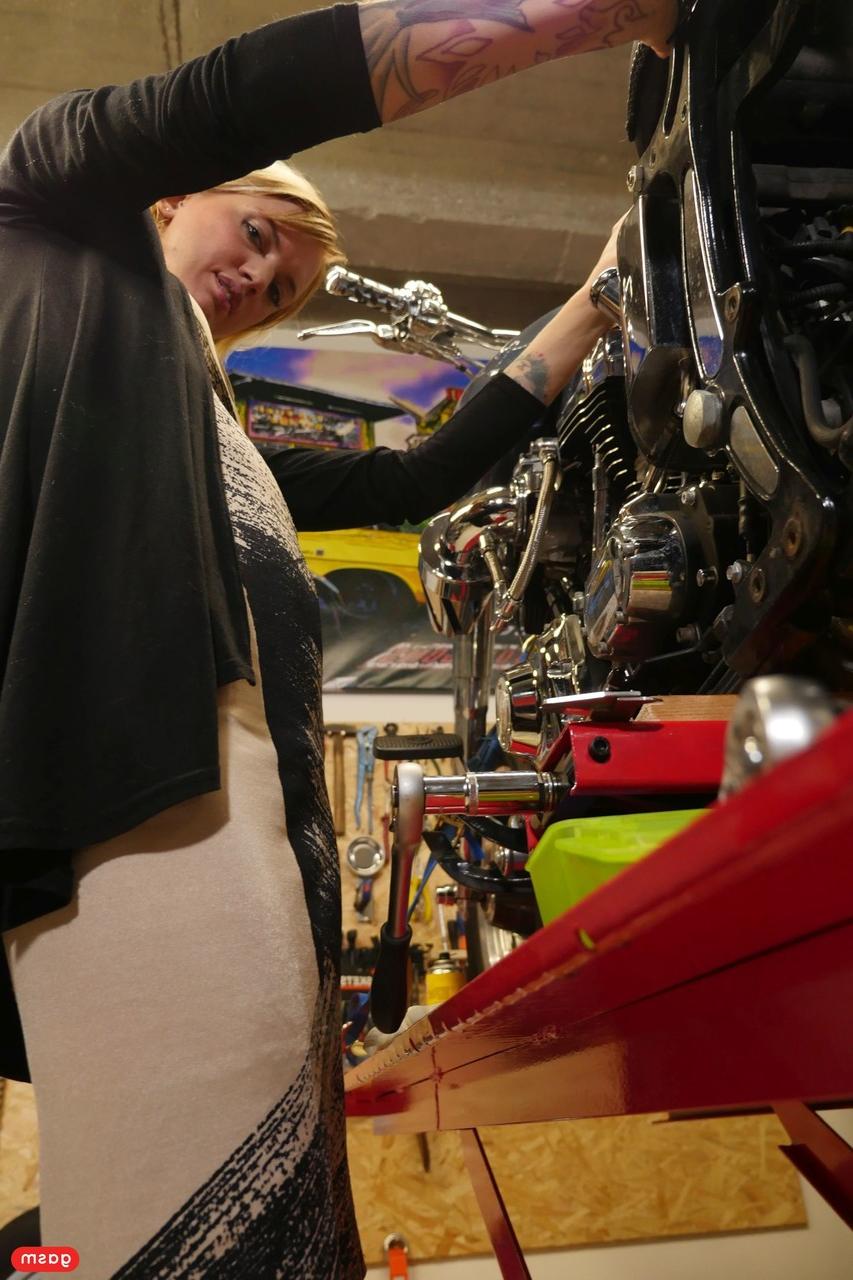 15P La bricoleur blonde Sina Longleg suce et chevauche une grosse bite au garage.