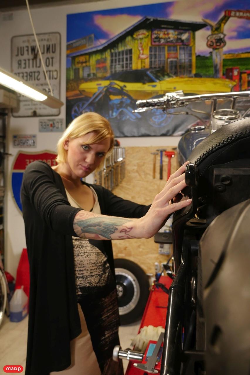 15P La bricoleur blonde Sina Longleg suce et chevauche une grosse bite au garage.