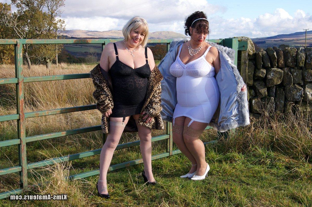 15P Gordos maduros Speedy Bee e Busty Kim lambem os mamilos um do outro no país