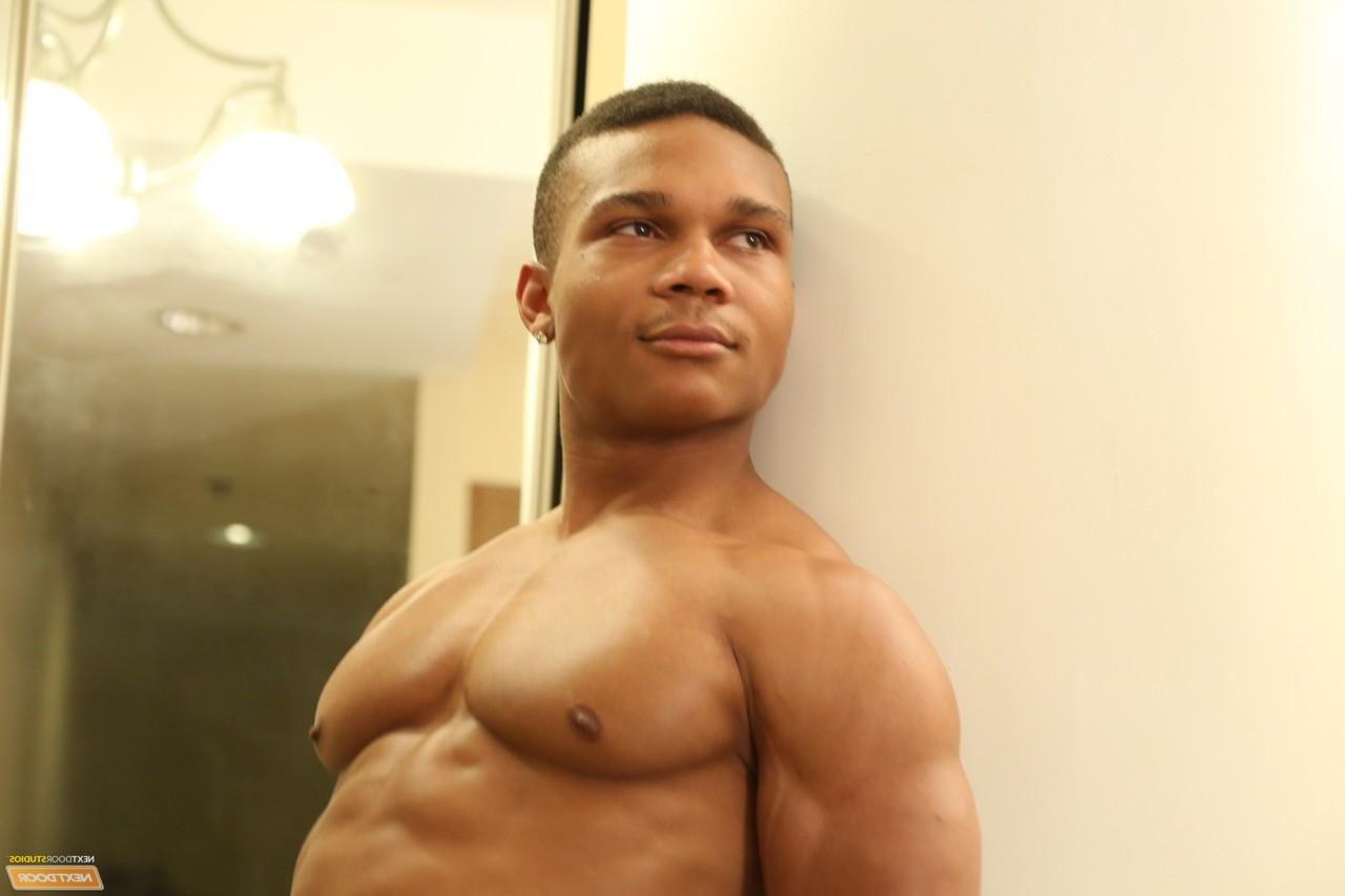 20P El trozo amateur Flex provoca con su gran polla y sus grandes músculos
