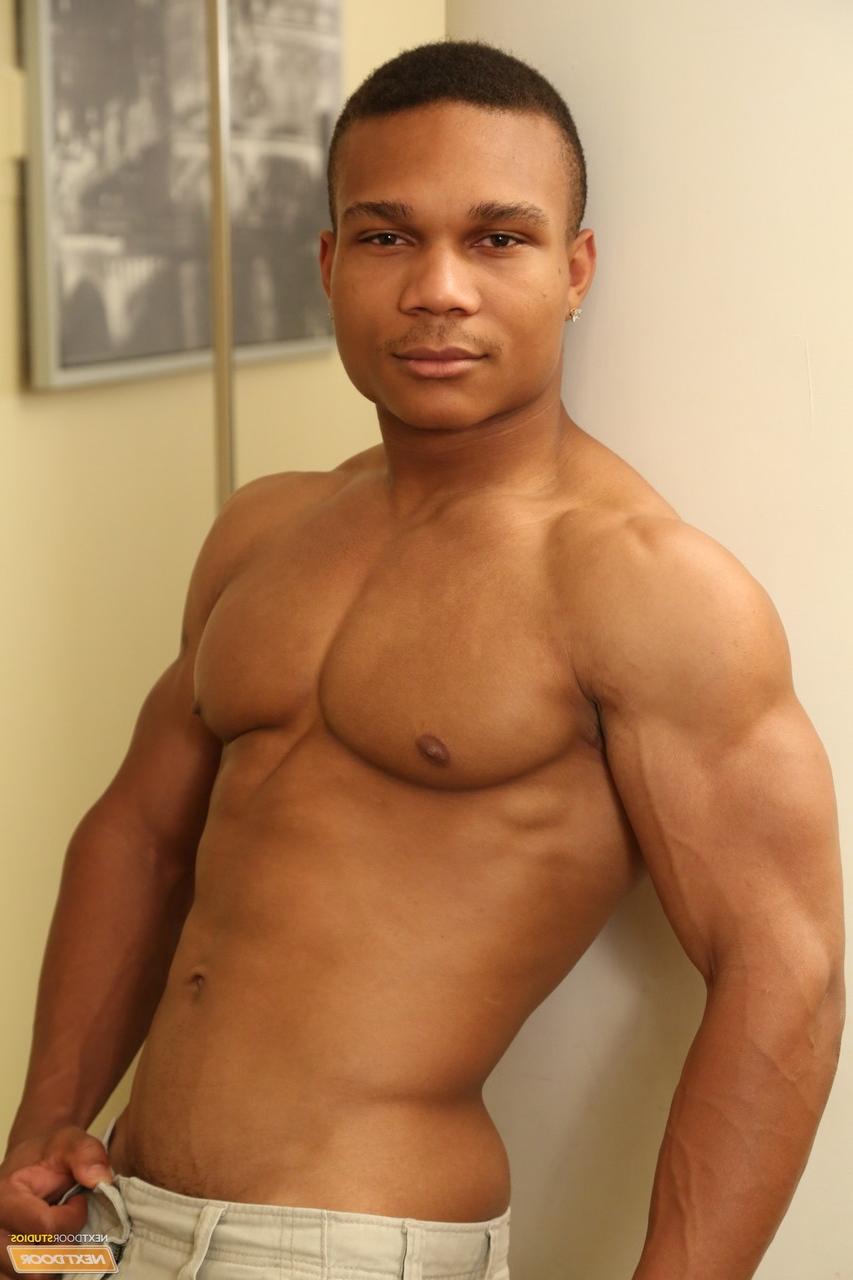 20P El trozo amateur Flex provoca con su gran polla y sus grandes músculos