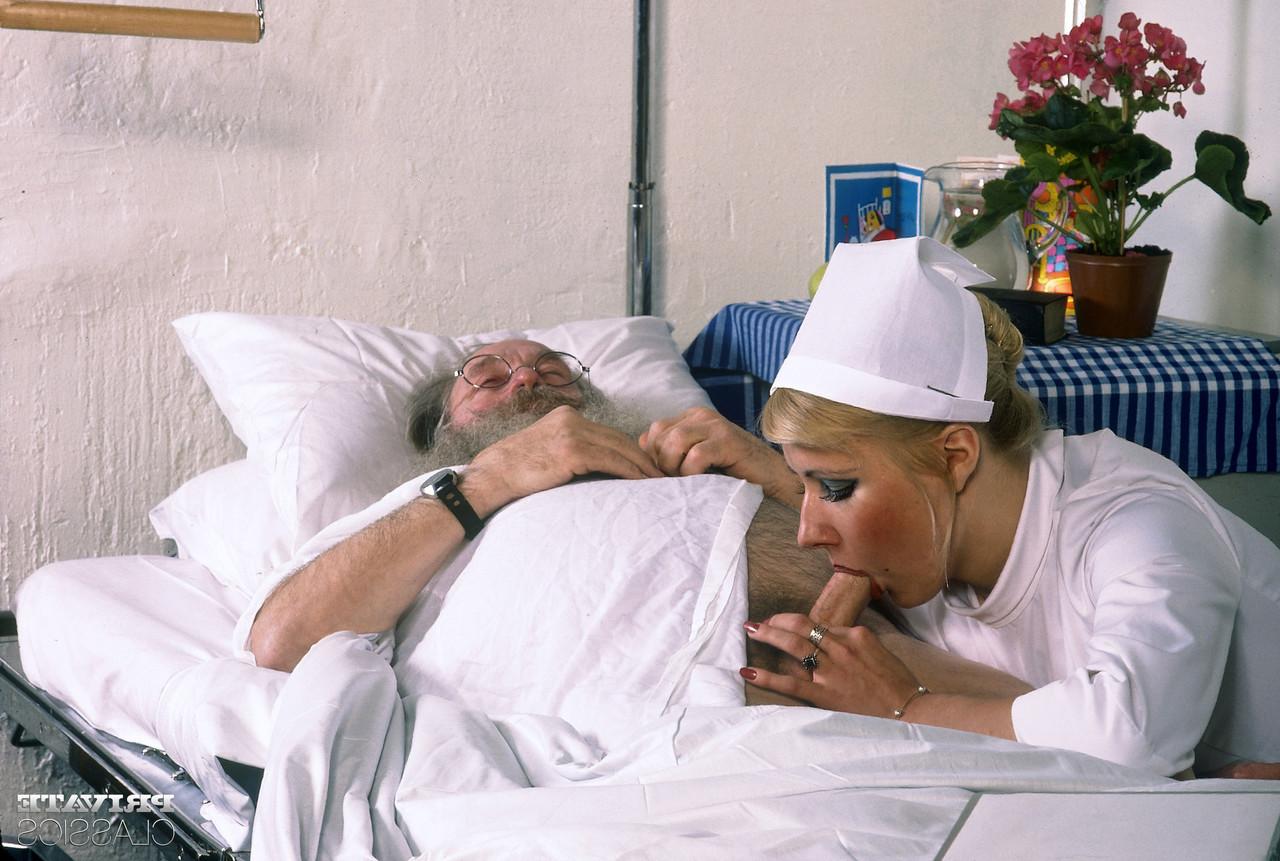 12P La enfermera rubia Karen tiene relaciones sexuales mientras atiende a un paciente anciano