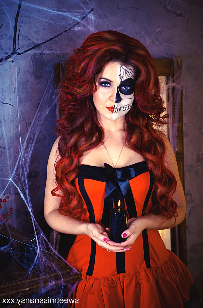 15P A amadora ruiva Yummy Alice exibe suas curvas gostosas na noite de Halloween