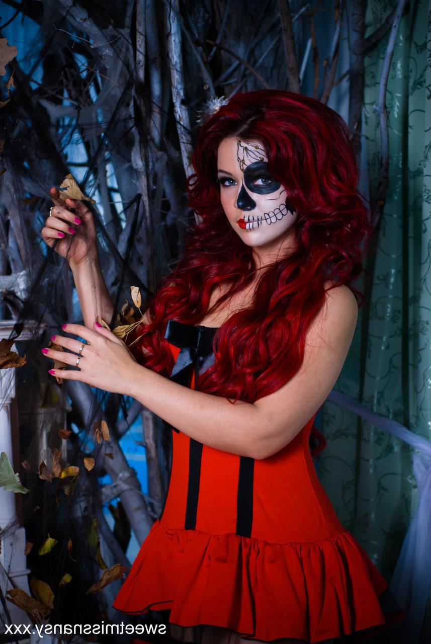 15P A amadora ruiva Yummy Alice exibe suas curvas gostosas na noite de Halloween