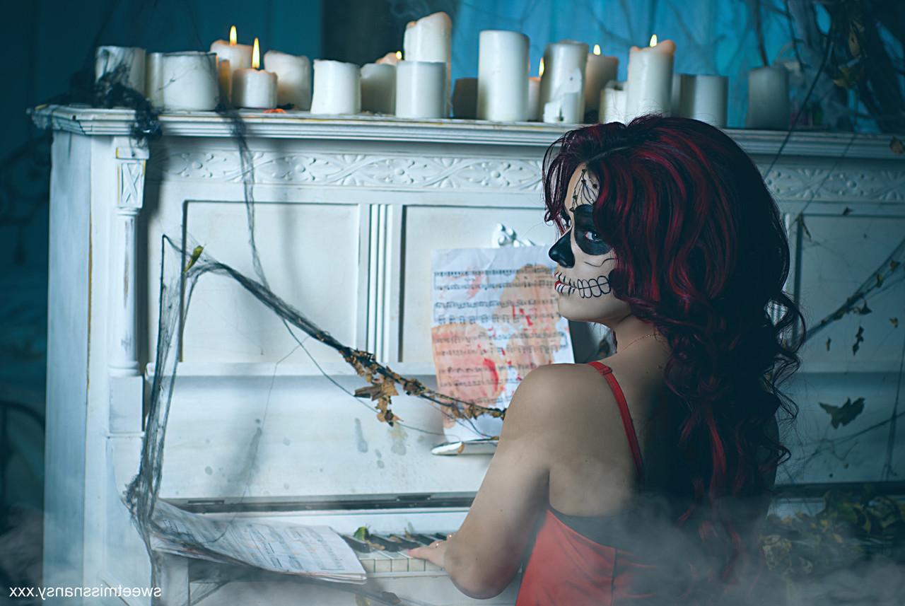 15P A amadora ruiva Yummy Alice exibe suas curvas gostosas na noite de Halloween