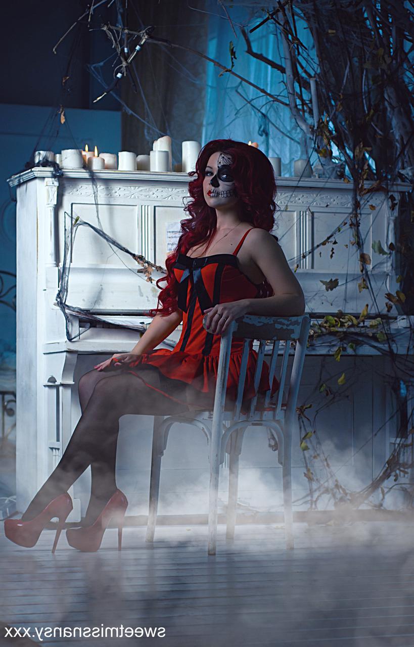 15P A amadora ruiva Yummy Alice exibe suas curvas gostosas na noite de Halloween