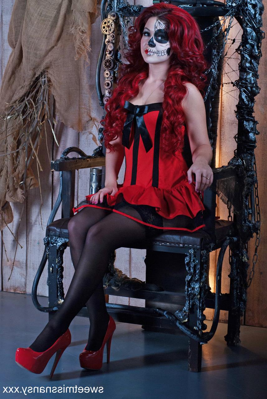 15P A amadora ruiva Yummy Alice exibe suas curvas gostosas na noite de Halloween