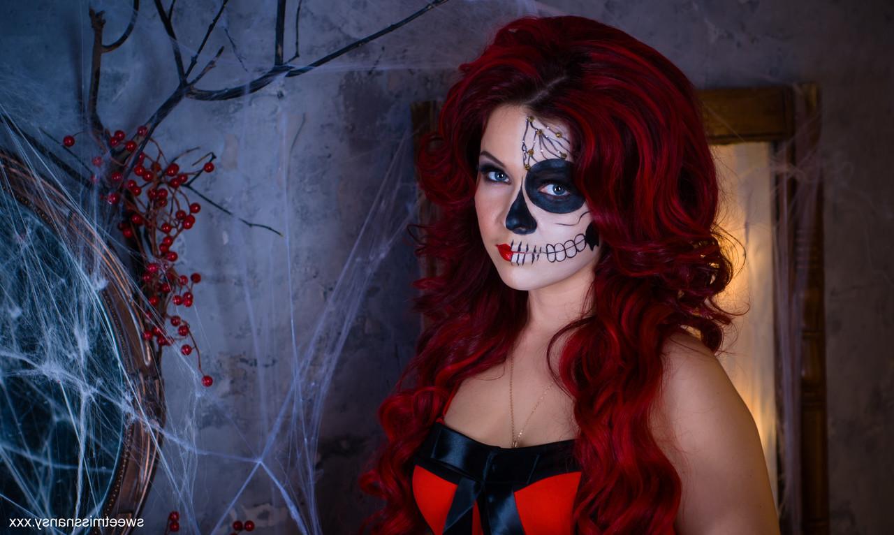15P A amadora ruiva Yummy Alice exibe suas curvas gostosas na noite de Halloween