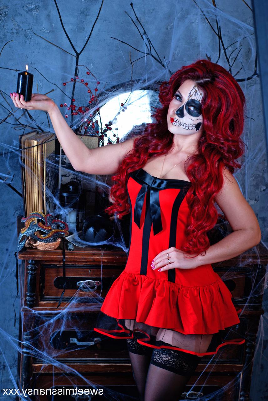 15P A amadora ruiva Yummy Alice exibe suas curvas gostosas na noite de Halloween