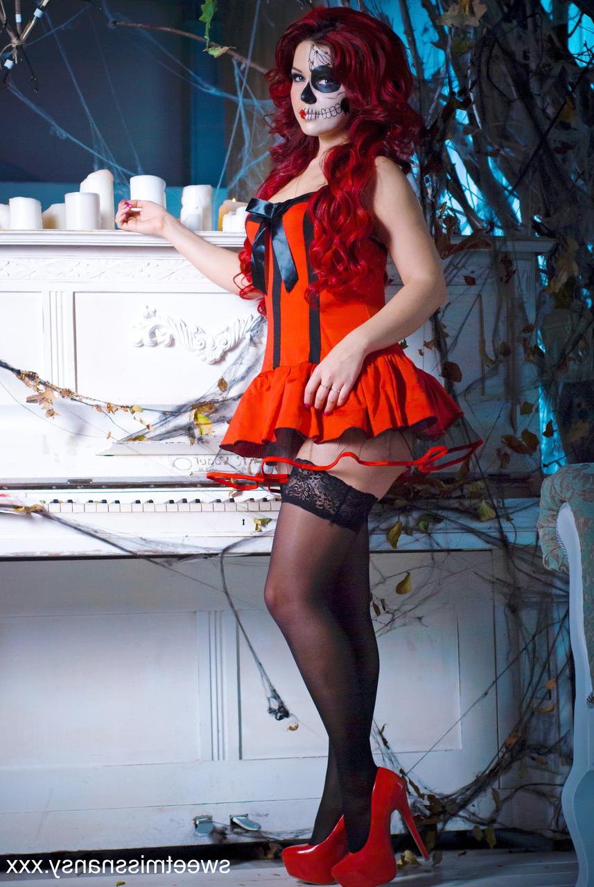 15P A amadora ruiva Yummy Alice exibe suas curvas gostosas na noite de Halloween