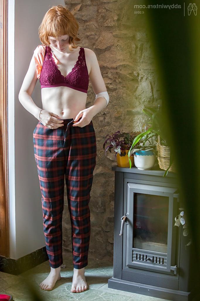 16P Emma B, une rousse maigre, enregistrée en train de s'habiller devant une caméra cachée.