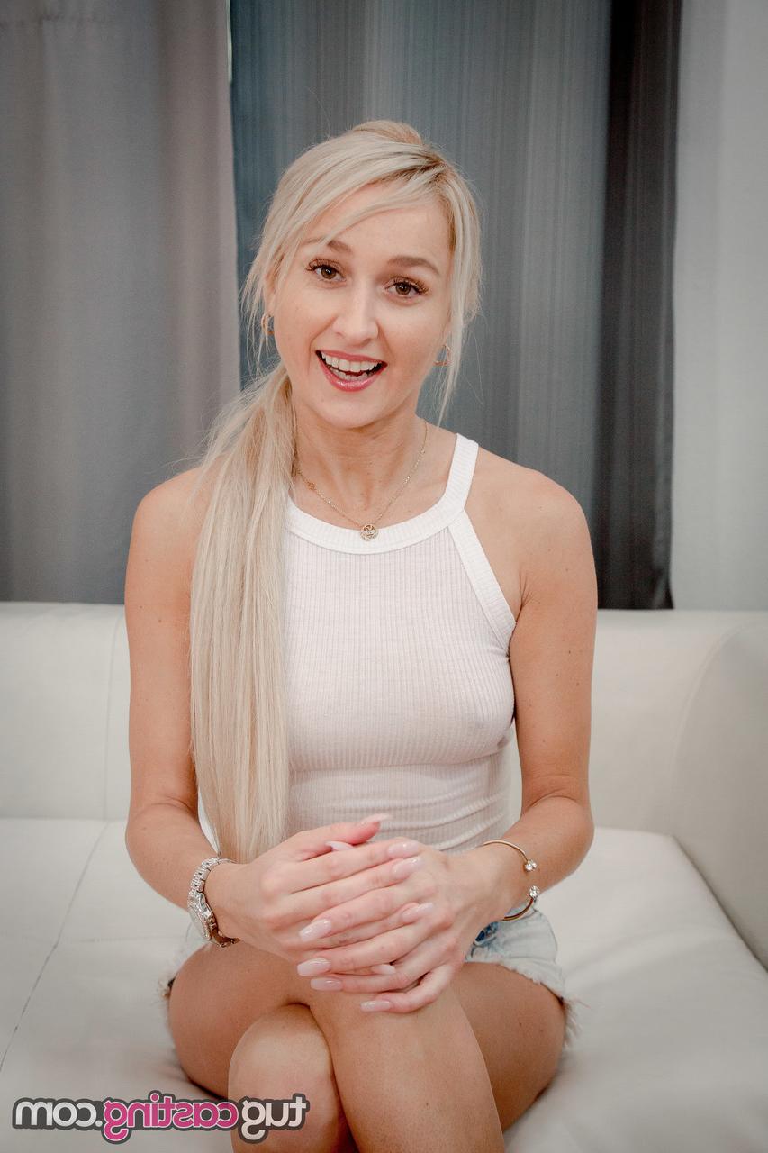 20P La rubia Misha Mynx muestra sus hermosas tetas y su culo y se burla de un tipo en un casting