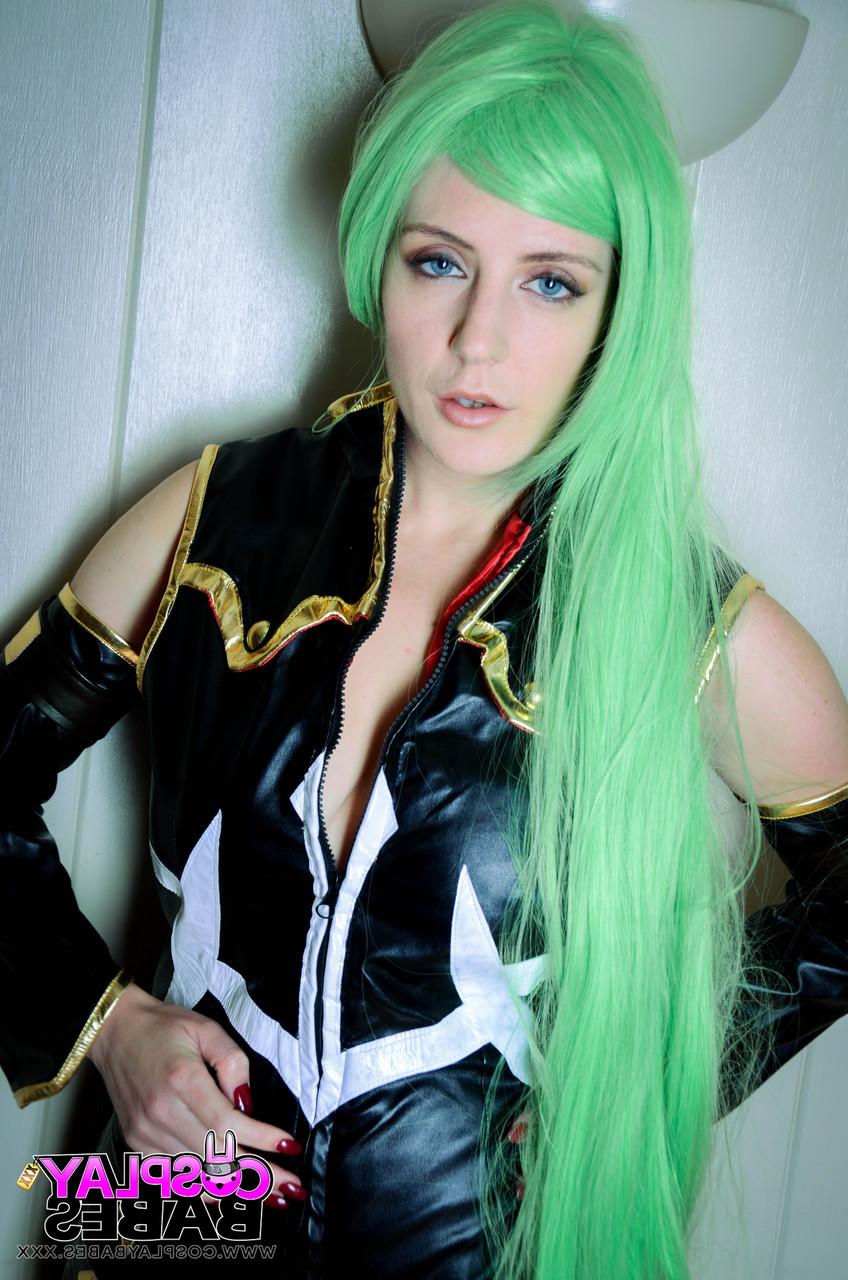 17P A gata cosplay Smantha Bentley dedilha sua boceta suculenta em várias posições