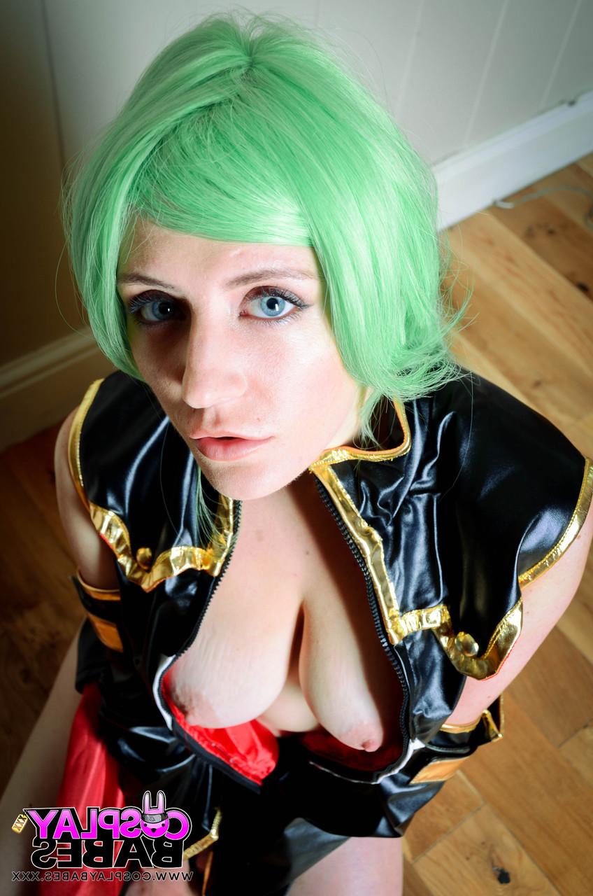 17P A gata cosplay Smantha Bentley dedilha sua boceta suculenta em várias posições