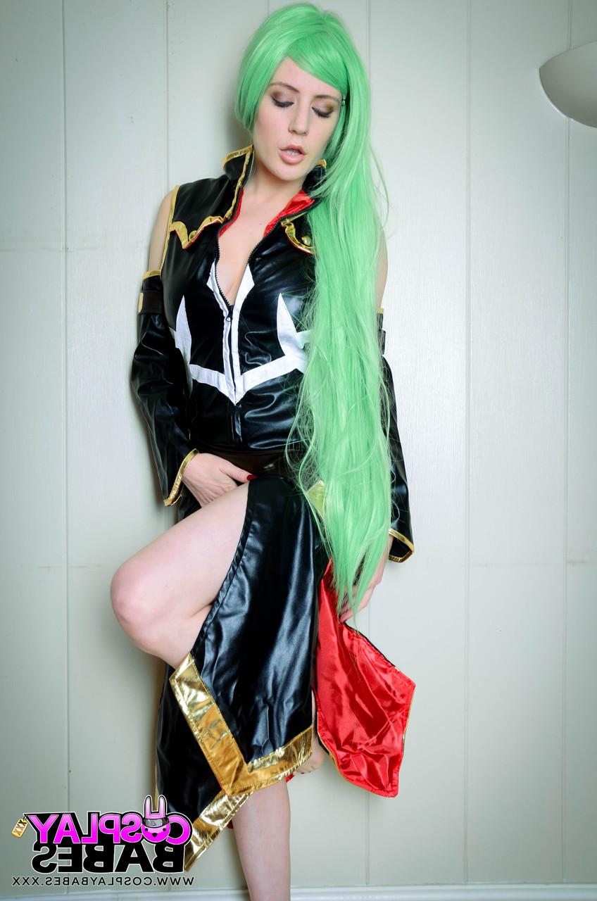 17P A gata cosplay Smantha Bentley dedilha sua boceta suculenta em várias posições