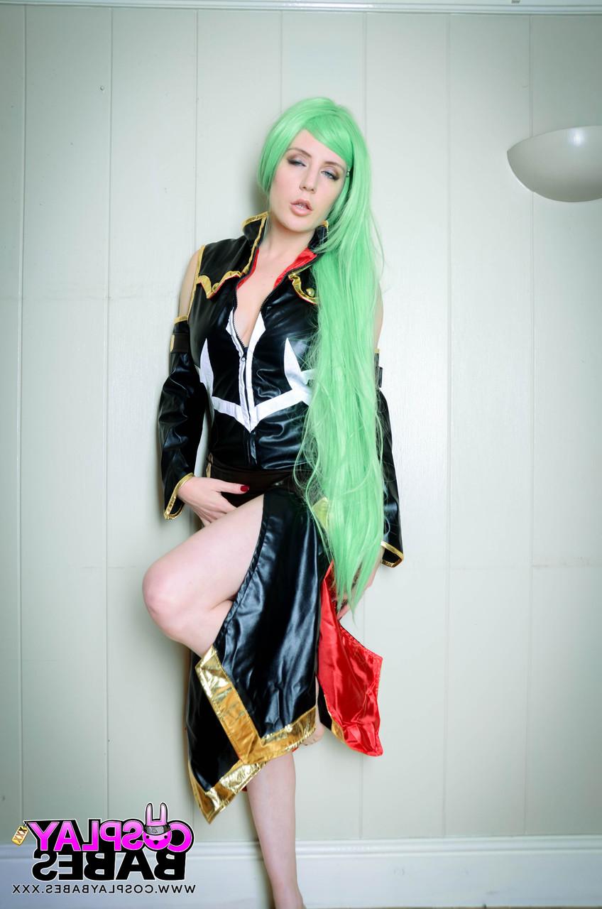 17P A gata cosplay Smantha Bentley dedilha sua boceta suculenta em várias posições