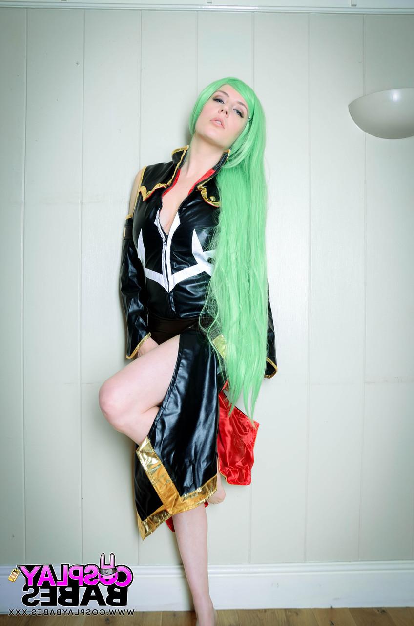 17P A gata cosplay Smantha Bentley dedilha sua boceta suculenta em várias posições