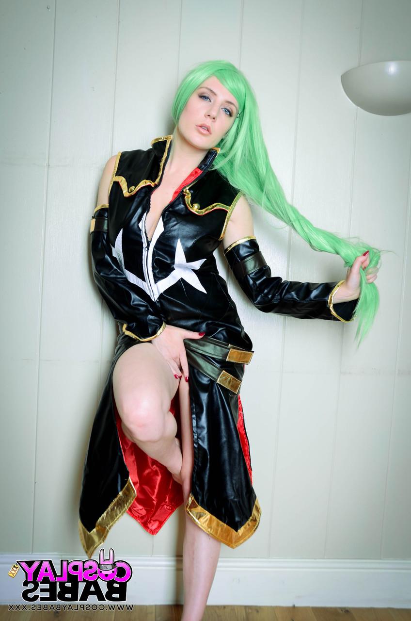 17P A gata cosplay Smantha Bentley dedilha sua boceta suculenta em várias posições