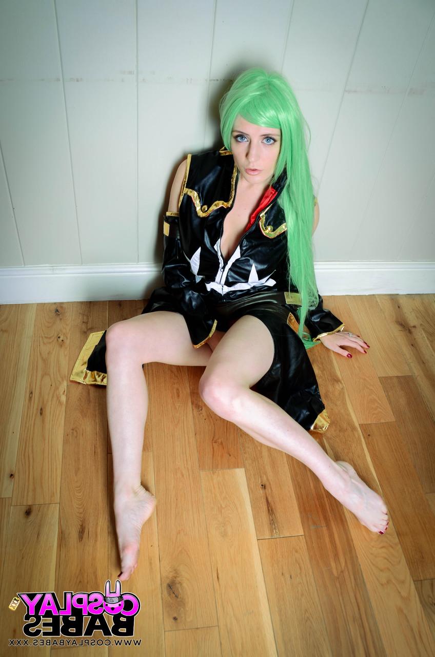 17P A gata cosplay Smantha Bentley dedilha sua boceta suculenta em várias posições