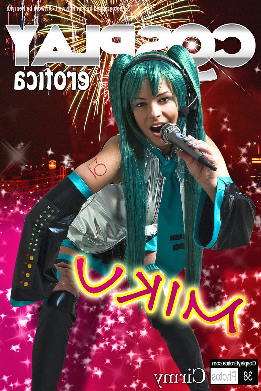 12P コスプレイヤーはマンコを見せる前に素晴らしいおっぱいを解放する