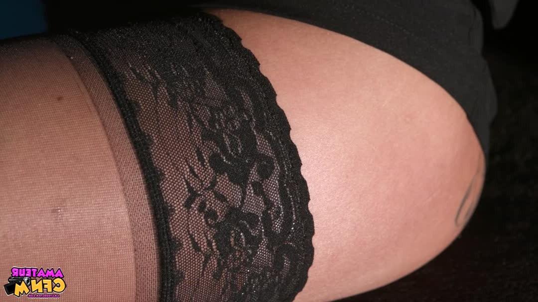 17P La blonde Frankie Filth expose ses hauts lors d'une branlette au CFNM.
