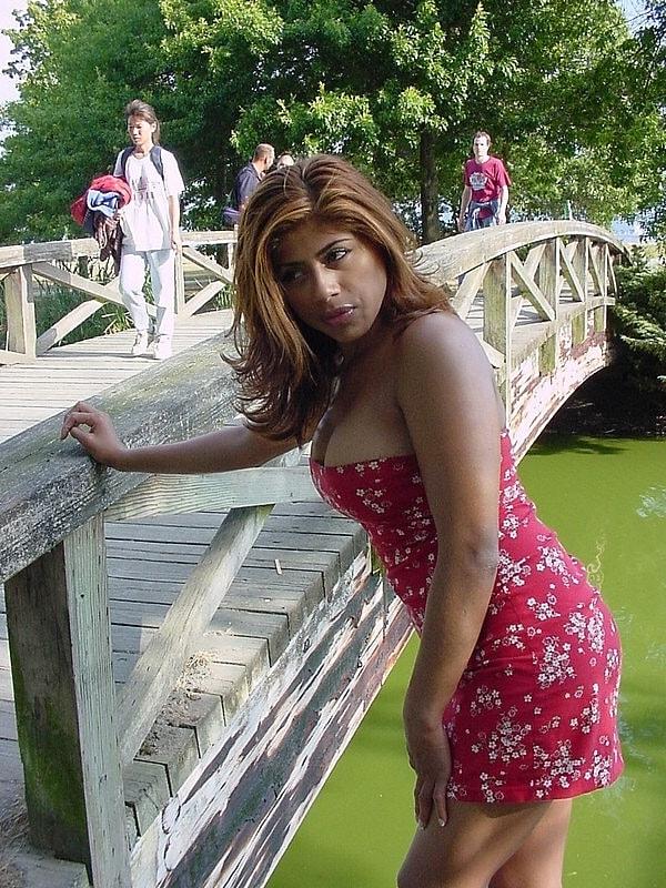 20P Latina sin bragas con un vestido sexy Angel Case provocando con su escote caliente