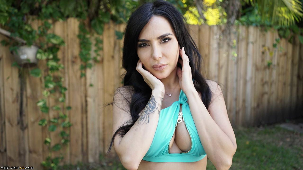 17P Latina peituda Lela Star mostra uma bunda enorme e carnuda em duas peças sexy e nua