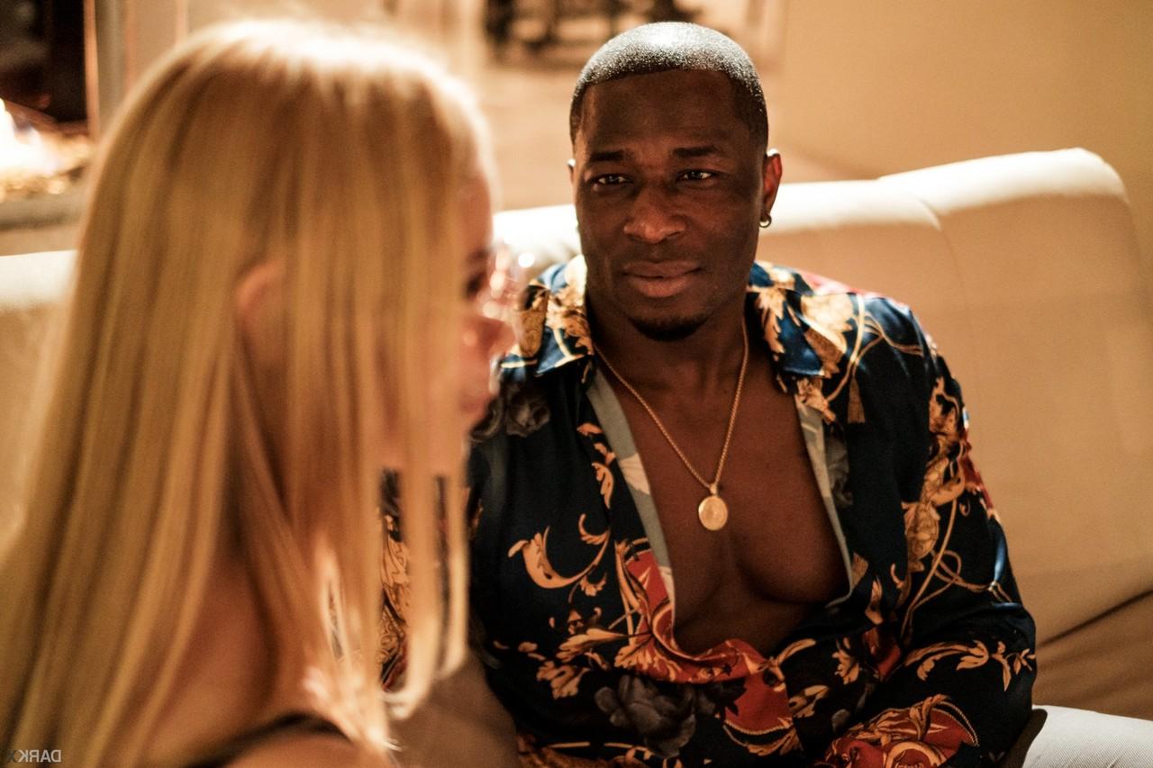 20P MILF rubia con grandes tetas sarah vandella prueba y monta un poste de carne negro