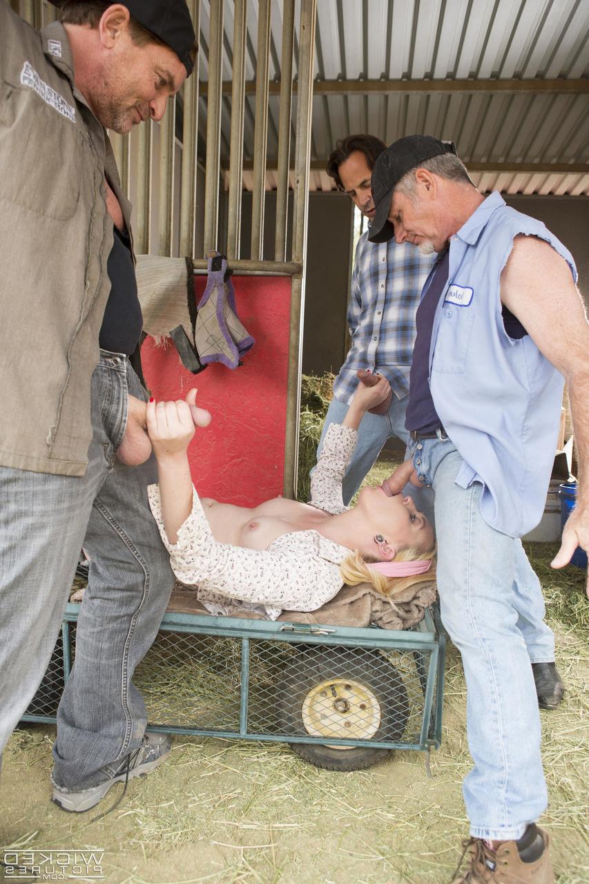 20P Das zierliche blonde Cowgirl Miley May bläst drei Bauern in der Scheune nieder